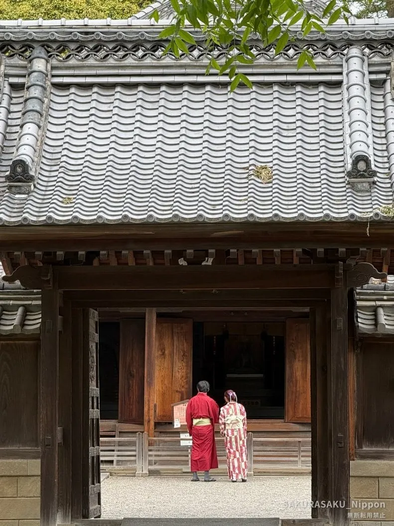 The Nyūtoku Gate, with visitors in kimono standing in the entrance