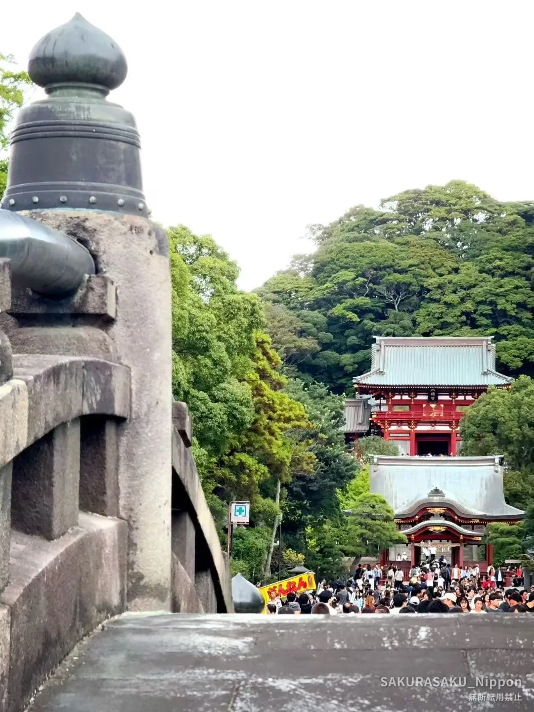 The Taiko-bashi bridge and the red main shrine of Tsurugaoka Hachimangu