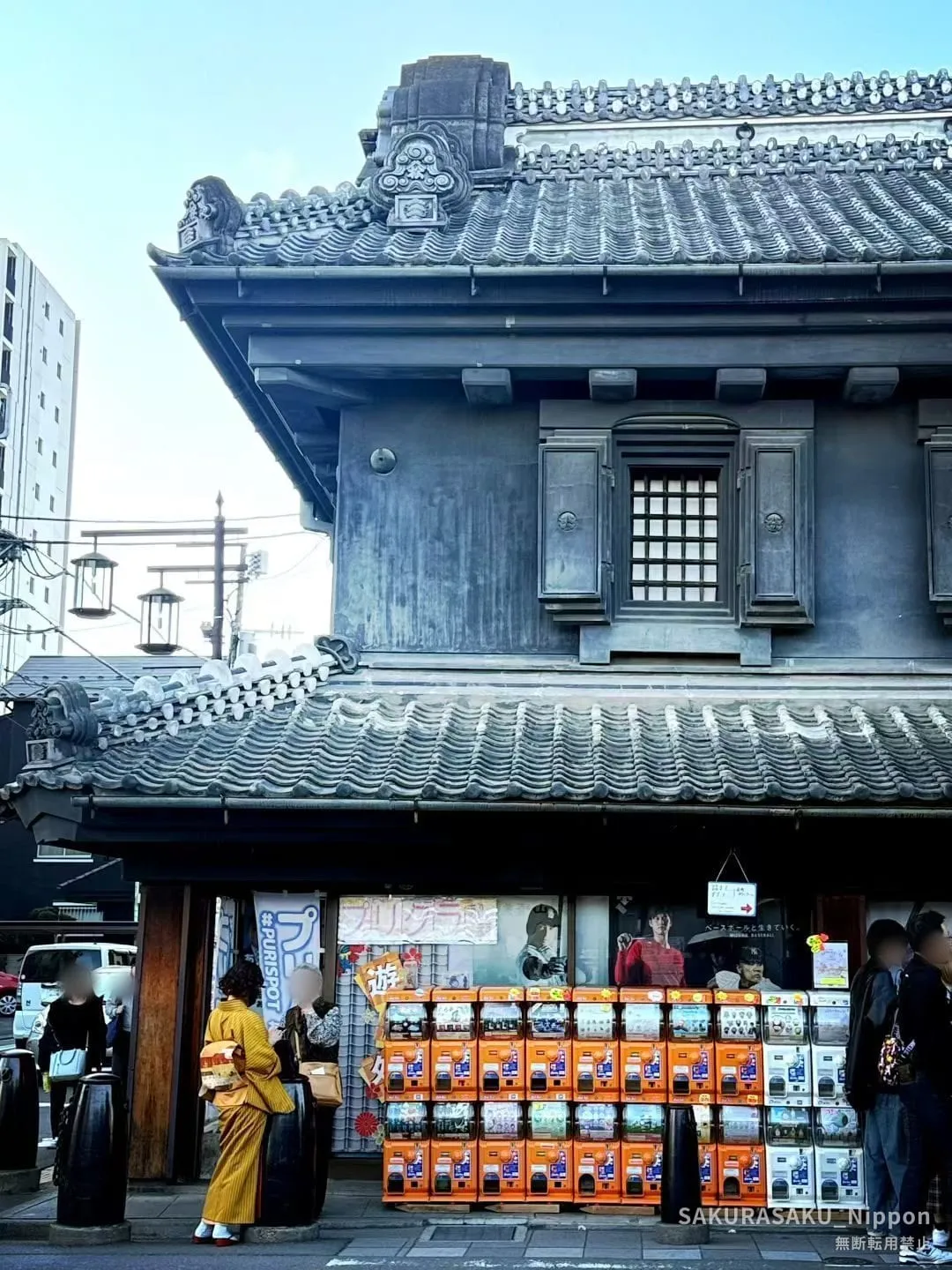 A kura merchant house on Kurazukuri-dori, with capsule-toy machines lined up along the shopfront