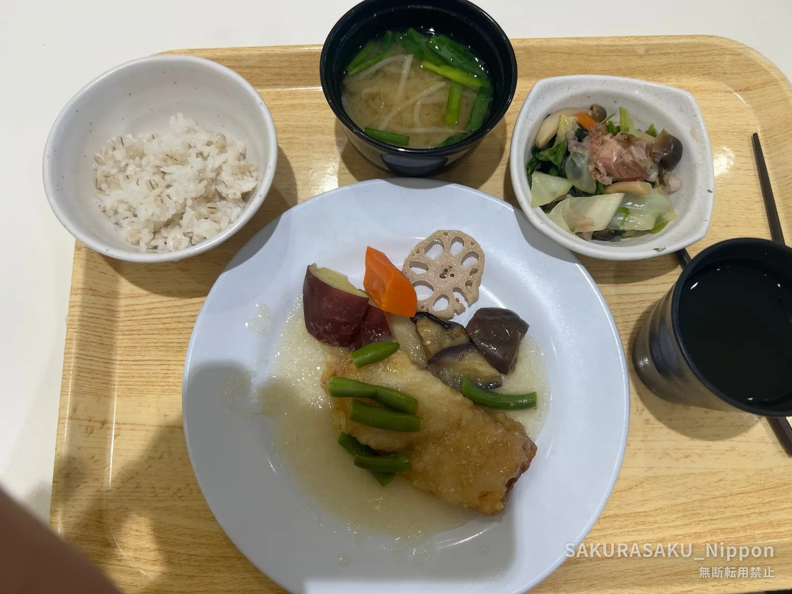 A set meal in the staff canteen on the 32nd floor: rice, miso soup, a small side dish and a simmered fish-style main course on a tray